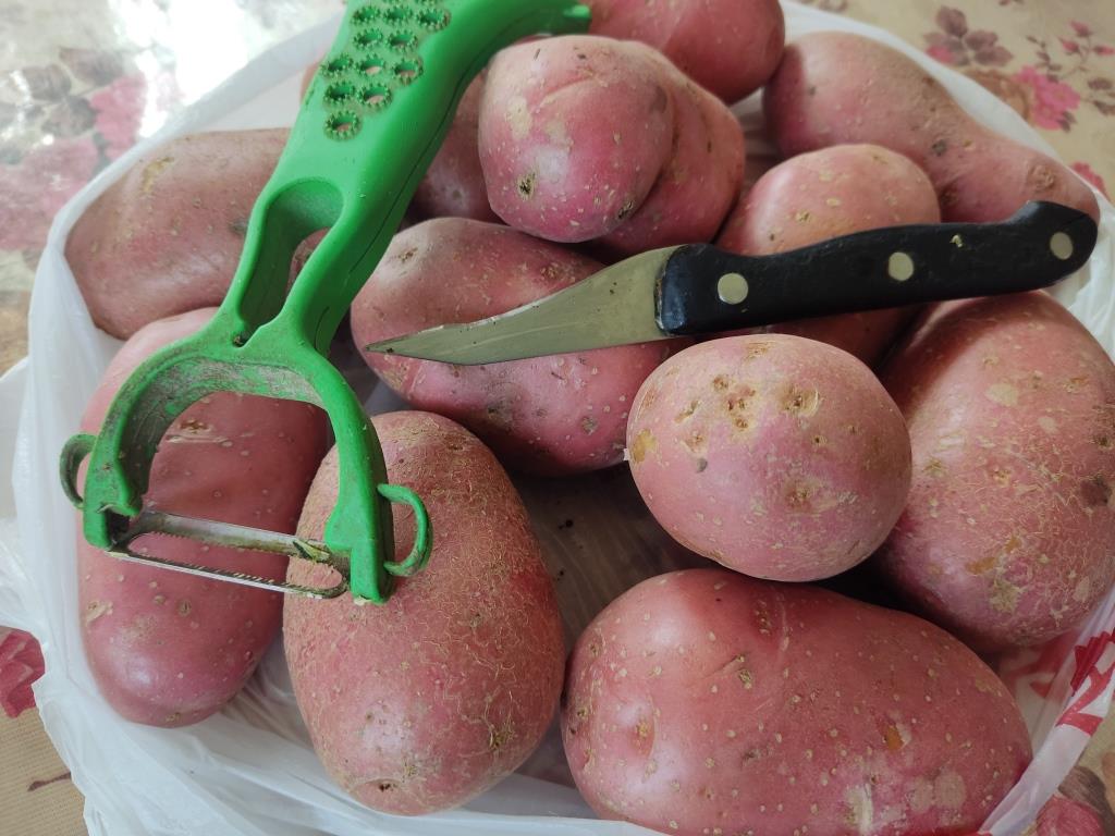 чистить картошку